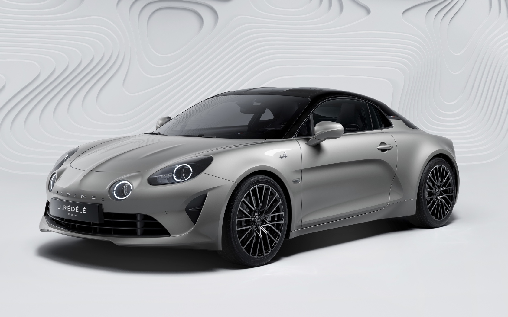 Серебристый автомобиль Alpine A110 GT