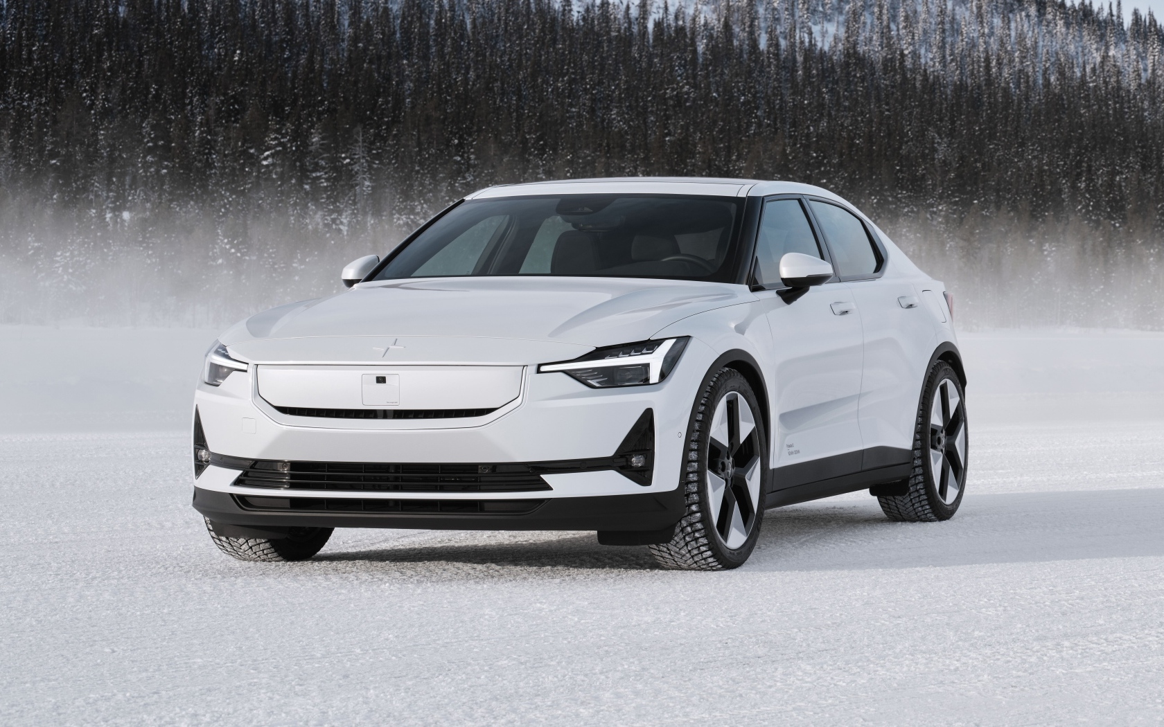 Белый автомобиль Polestar 2 на снегу