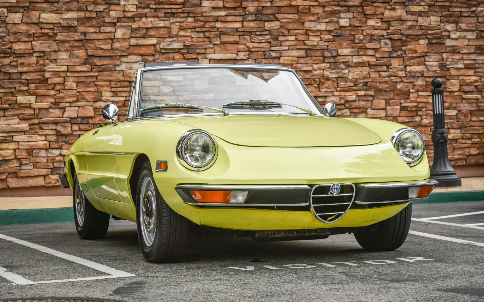 Желтый ретро автомобиль альфа ромео