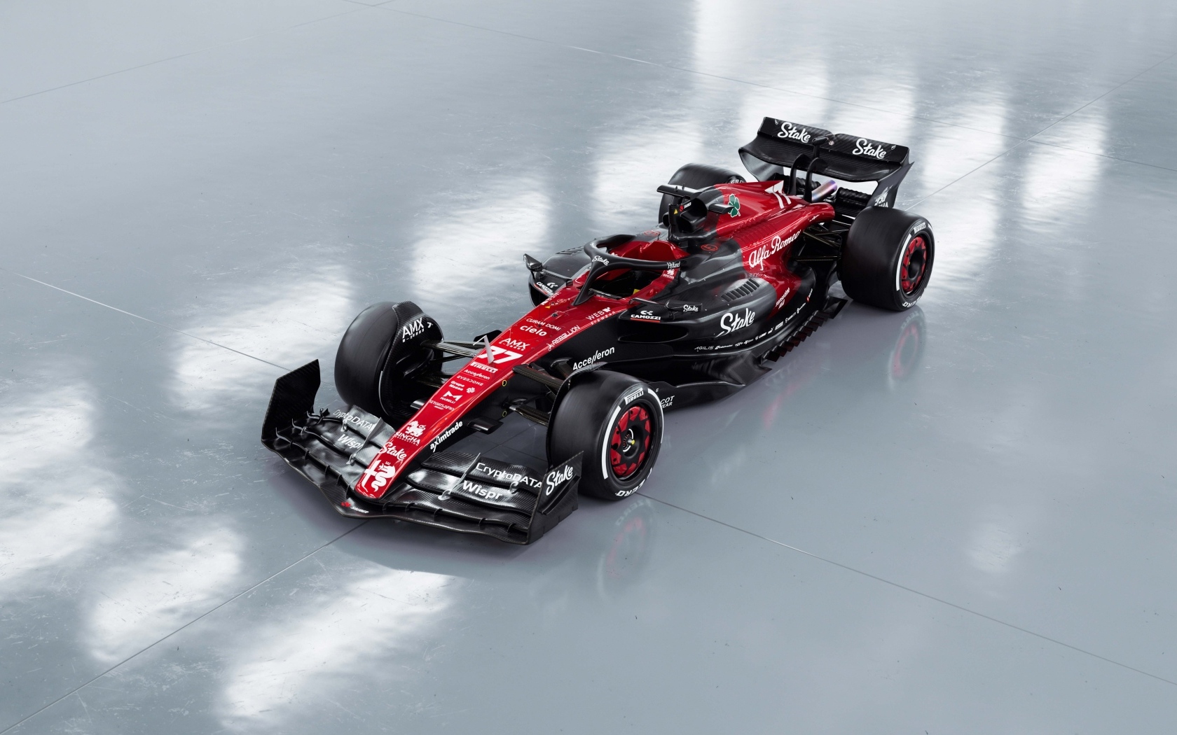 Гоночный автомобиль Alfa Romeo C43 F1 2023 на сером фоне