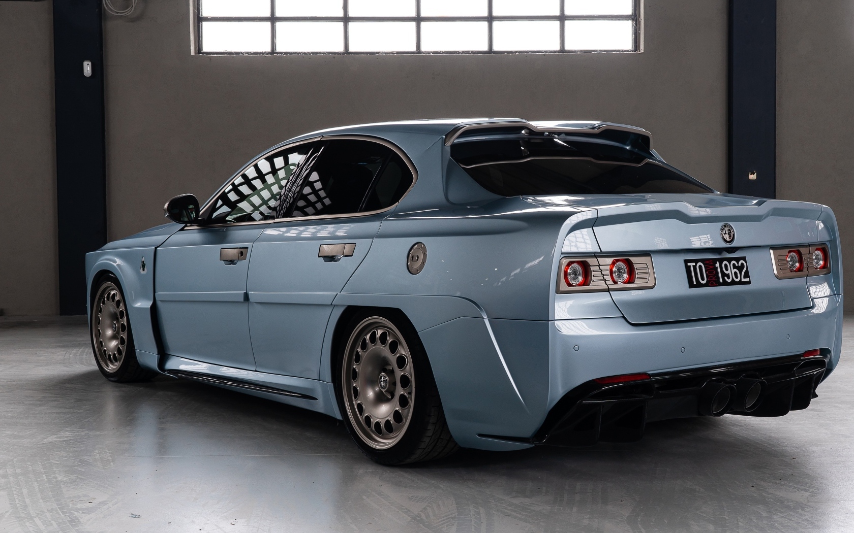 Вид сзади на серый автомобиль Alfa Romeo