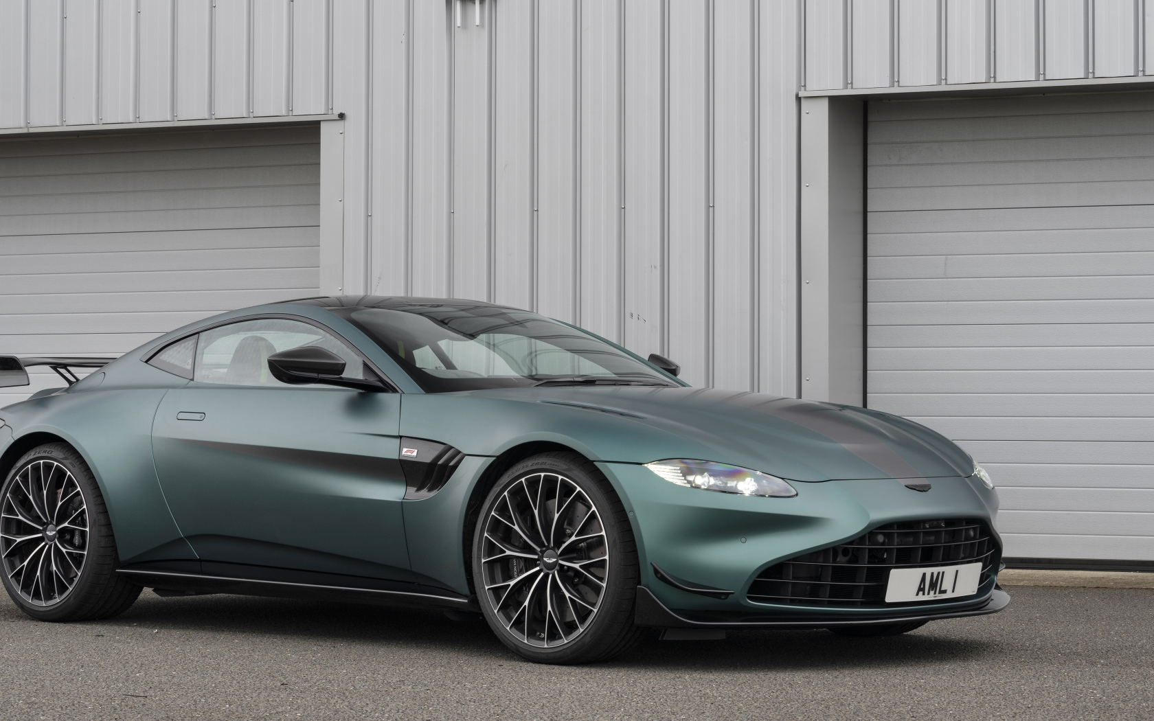Красивый автомобиль Aston Martin Vantage F1 Edition 2023 года у серой стены