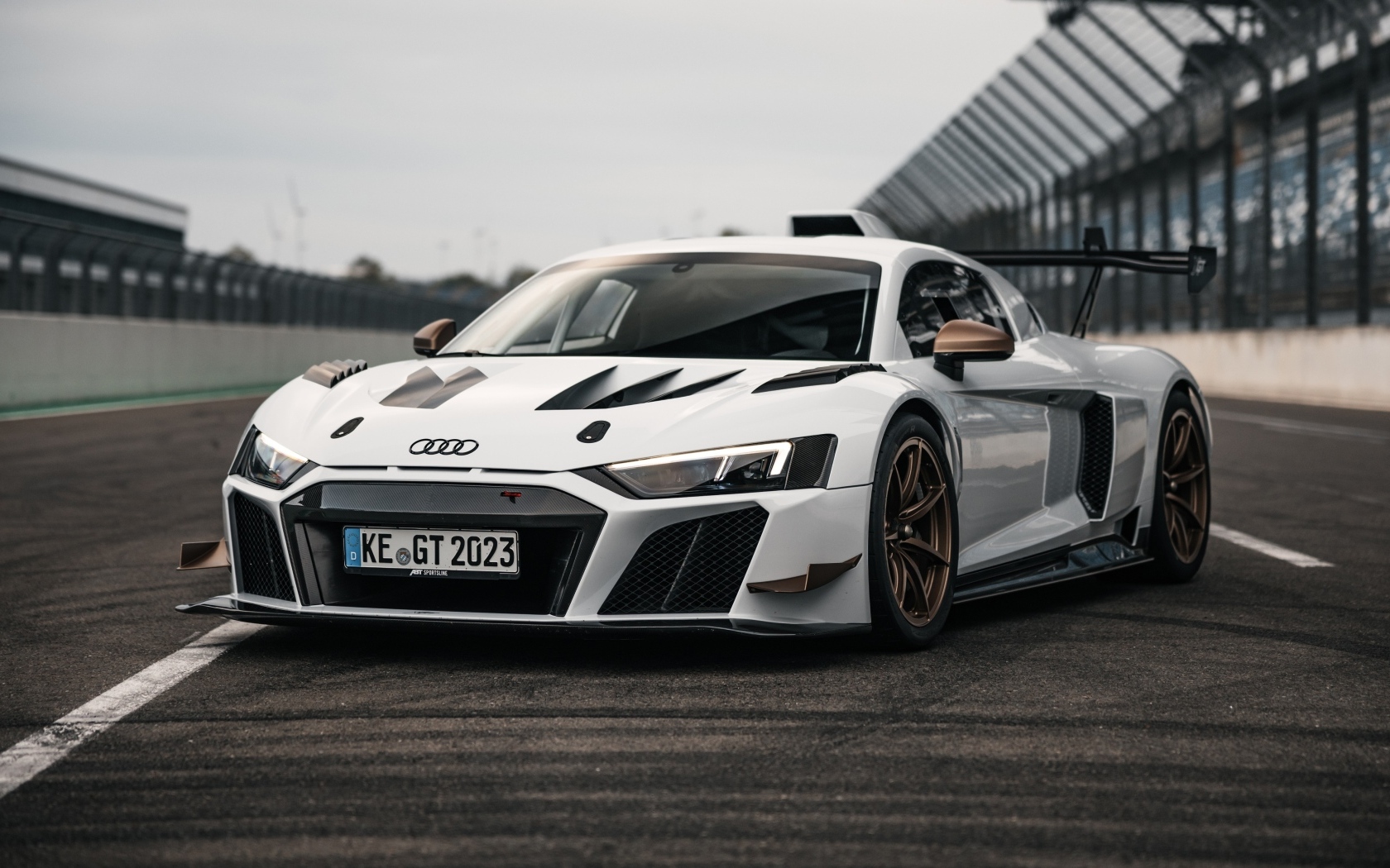 Автомобиль ABT Sportsline XGT Audi R8 LMS GT2 на стадионе