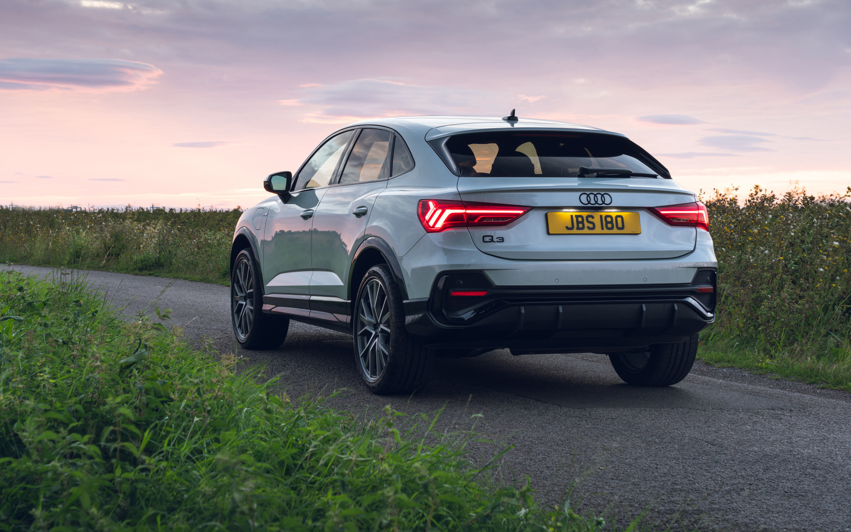 Автомобиль Audi Q3, 2021 года вид сзади