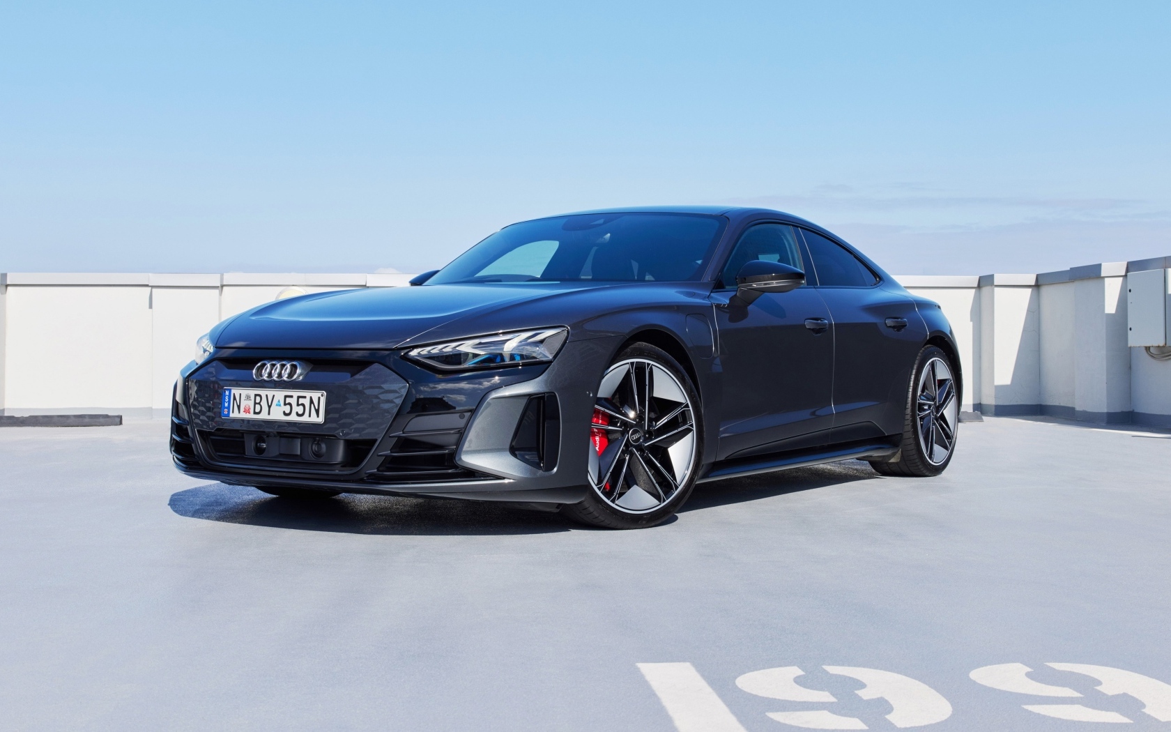 Черный автомобиль Audi RS E-Tron GT 2023