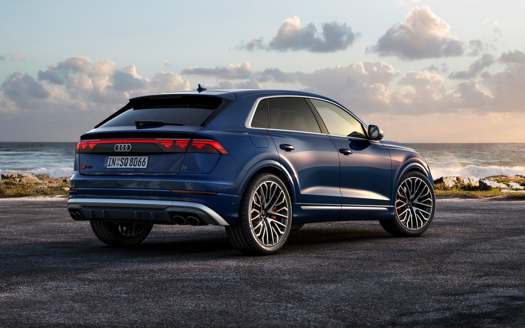 Синий автомобиль Audi SQ8 TFSI 2023 года вид сзади