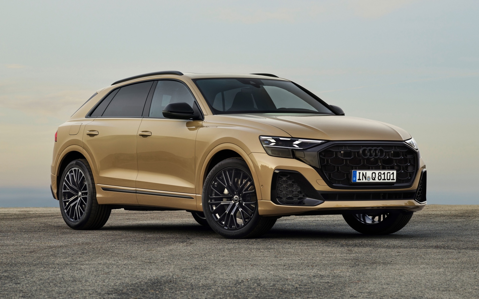 Стильный автомобиль Audi Q8 55 TFSI Quattro S Line 2023 года