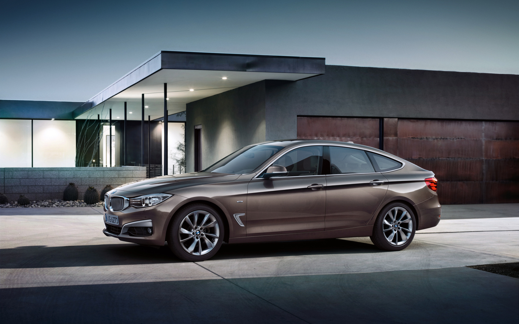 Автомобиль BMW 328i у здания