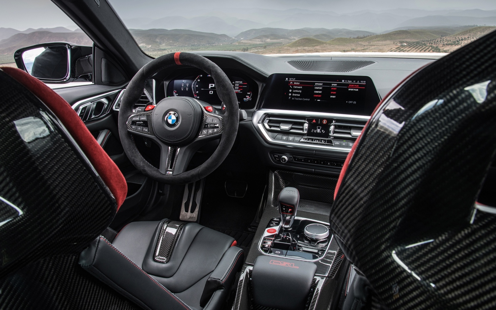 Кожаный салон автомобиля BMW M4 CSL