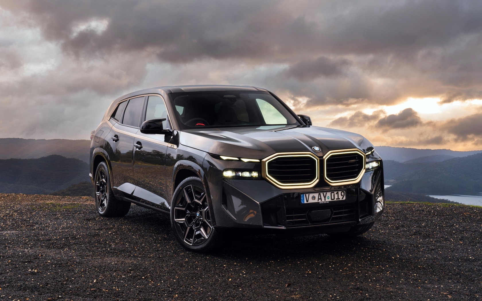 Автомобиль BMW XM 2023 года на фоне грозового неба