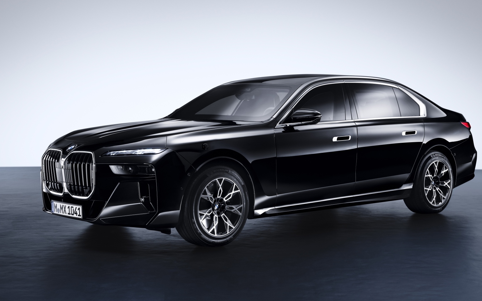 Черный стильный автомобиль BMW 760i XDrive Protection