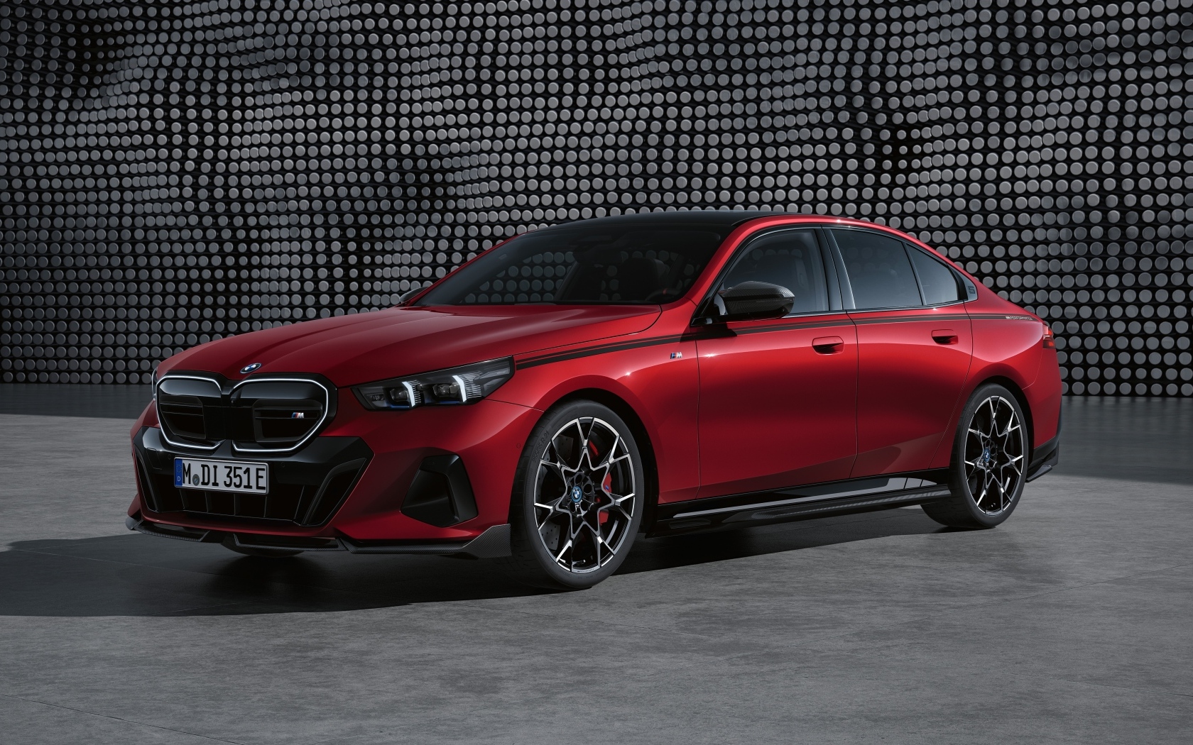 Красный автомобиль BMW I5 M60 XDrive M Performance Parts 2023 года