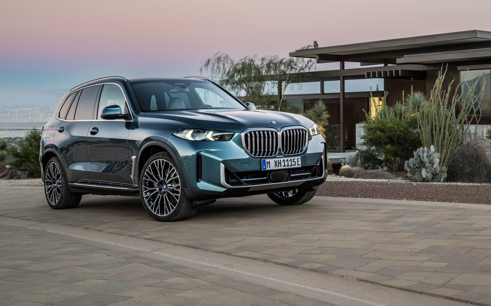 Внедорожник BMW X5 2023 у дома