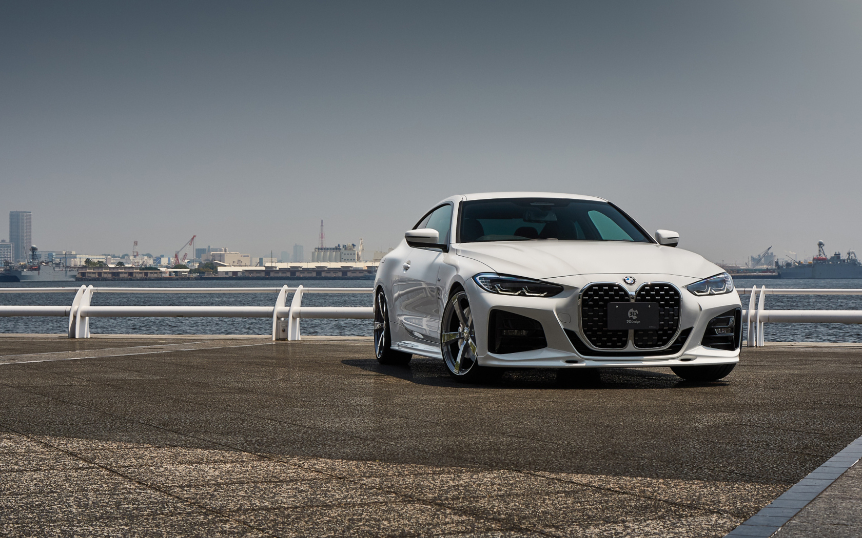 Белый автомобиль BMW 4 Series Coupé M Sport Package 2021  года у моря