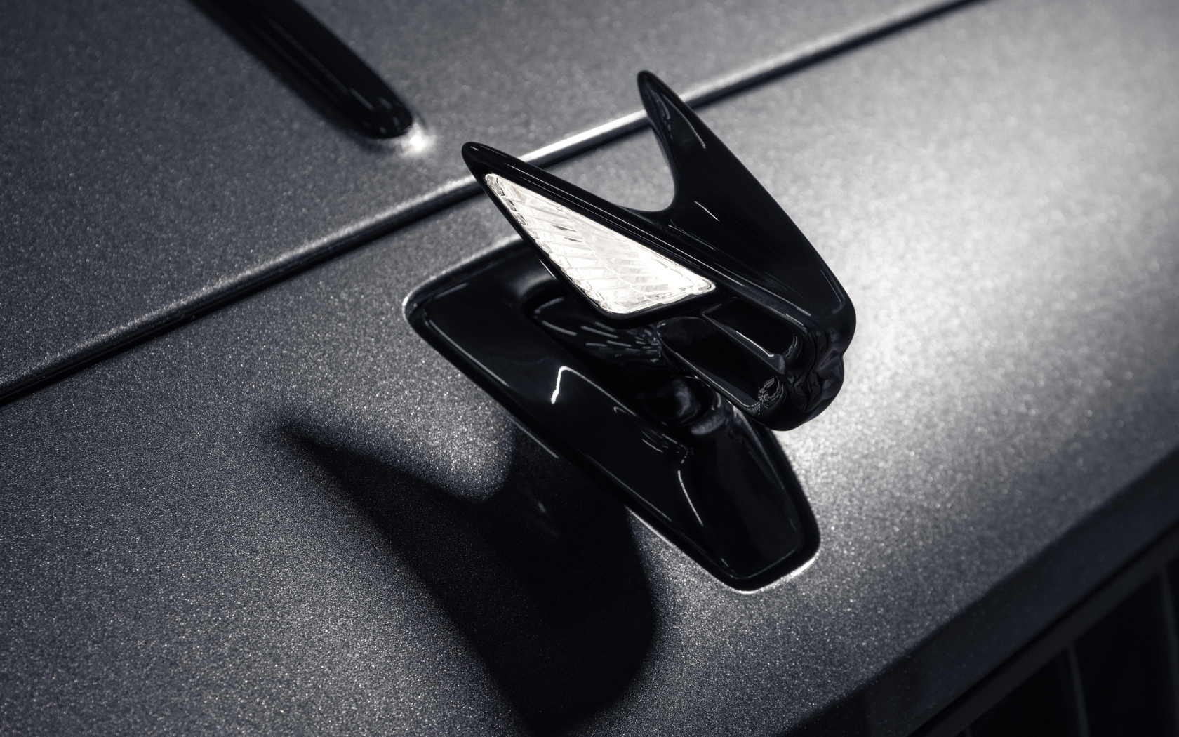 Фирменный знак автомобиля Bentley Flying Spur Hybrid The Surgeon 2022