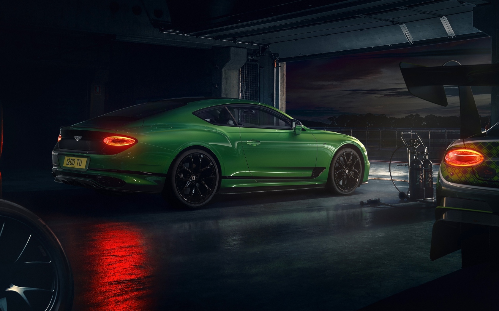 Зеленый автомобиль Bentley Continental GT S на заправке