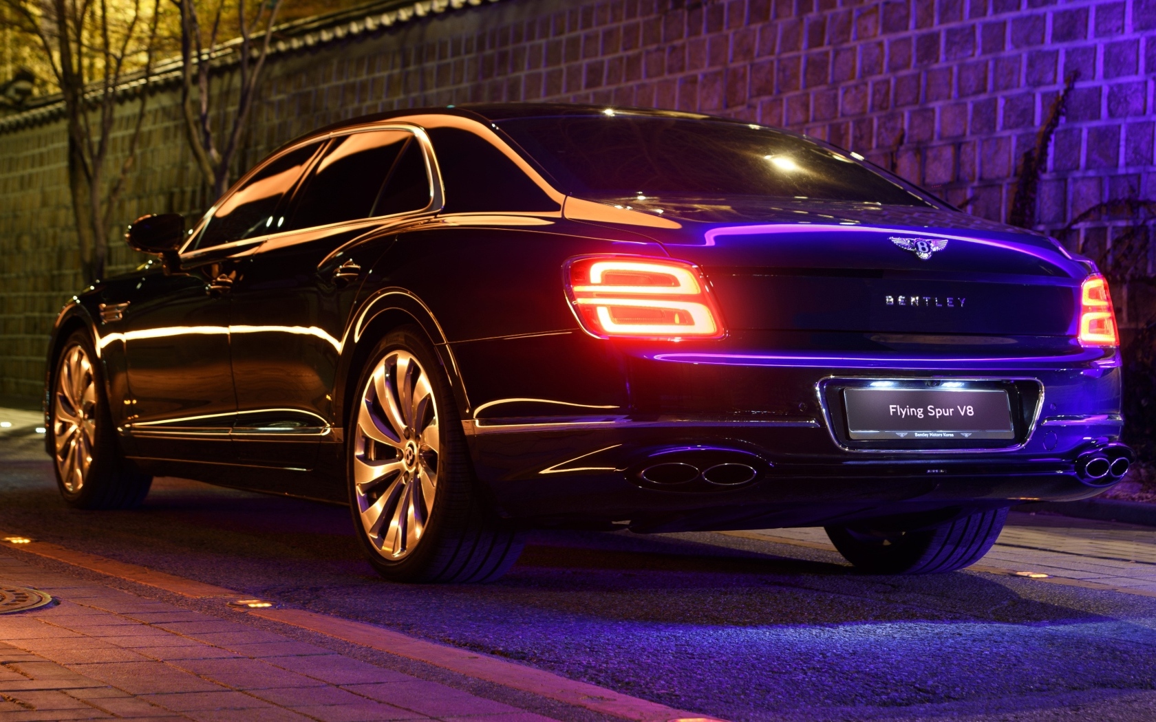 Престижный автомобиль Bentley Flying Spur V8  вид сзади