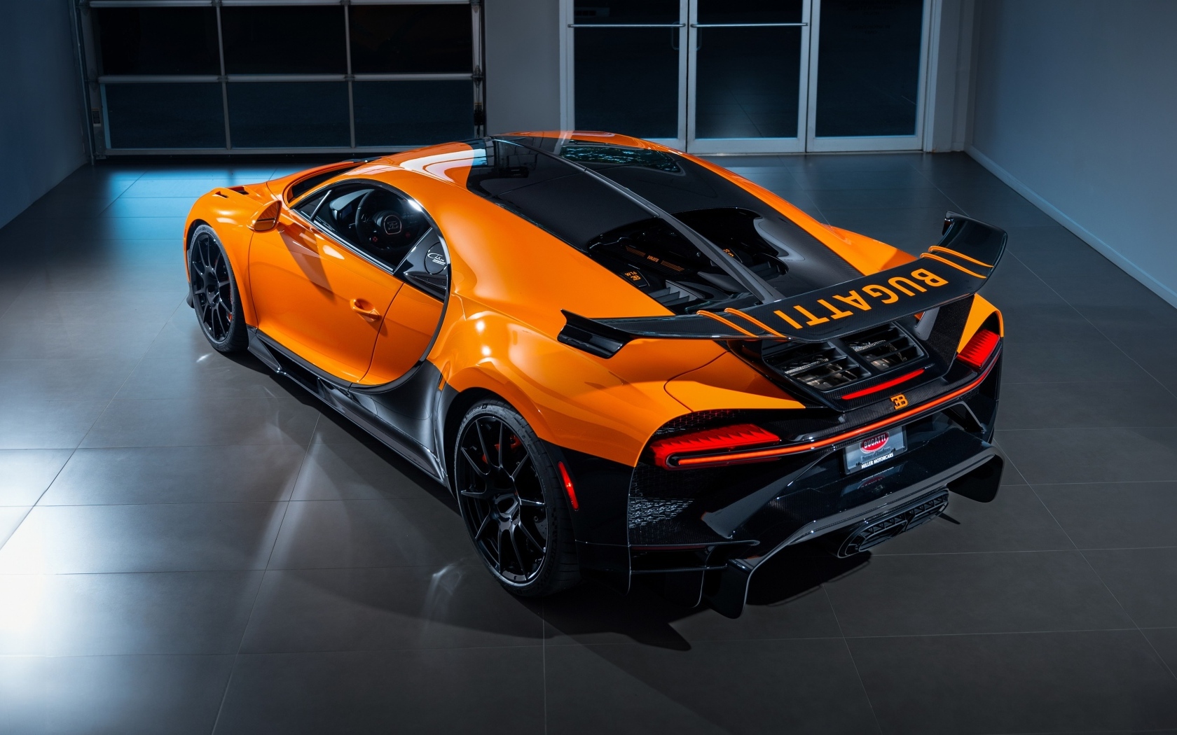 Вид сзади на спортивный автомобиль Bugatti Chiron