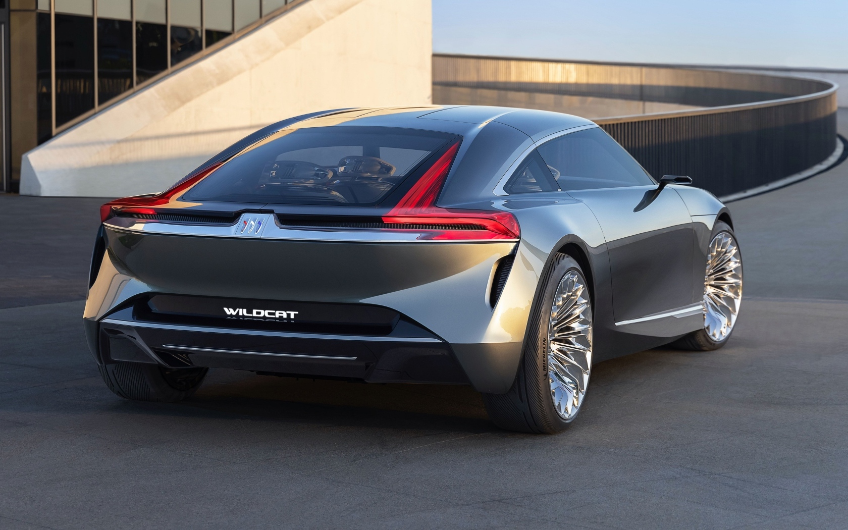 Серебристый Buick Wildcat EV Concept 2022 года вид сзади