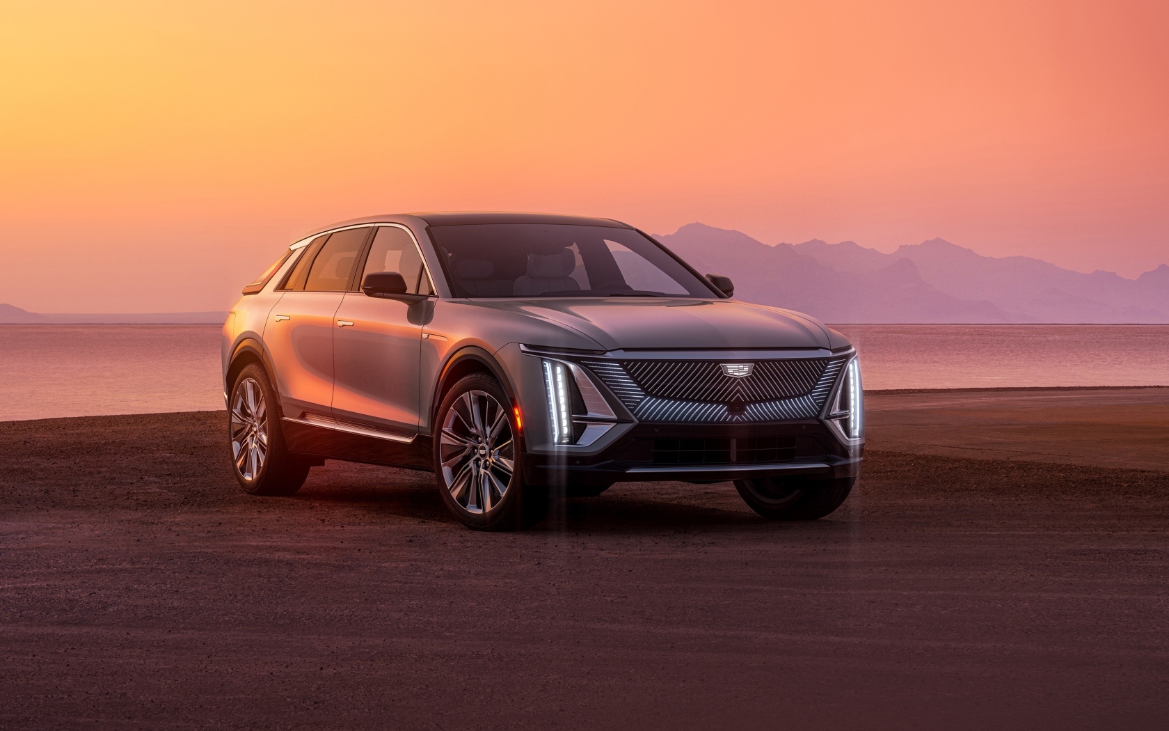Автомобиль Cadillac Lyriq, 2023 года на фоне заката