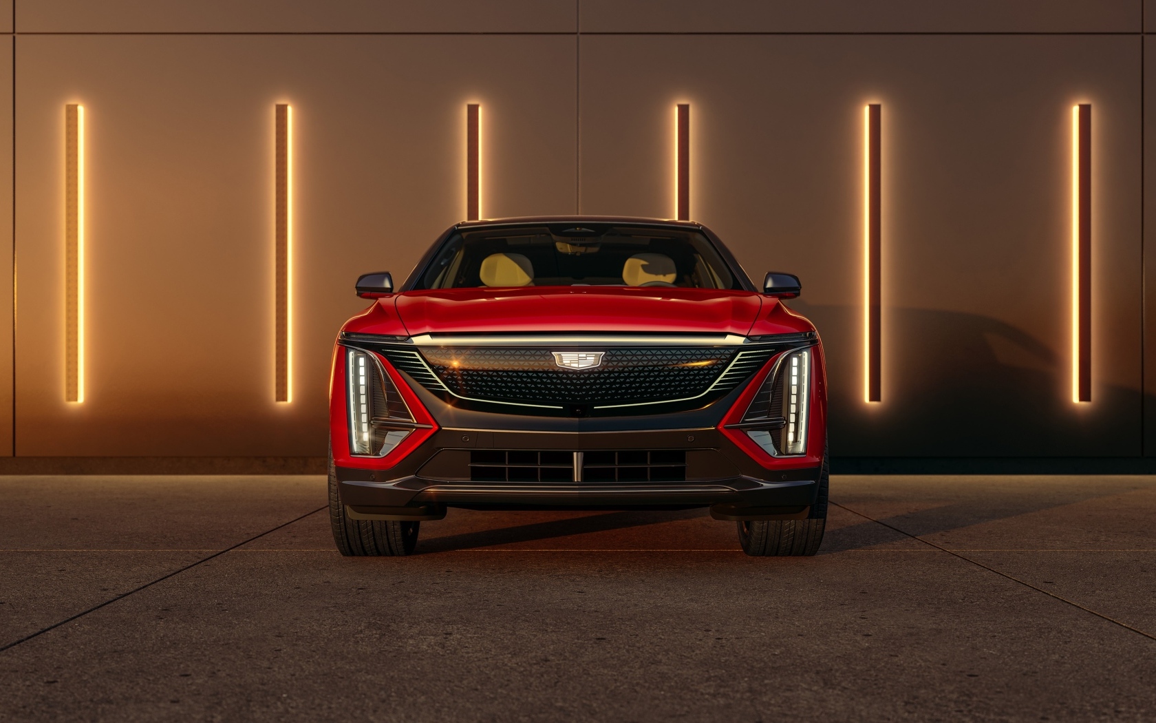 Красный автомобиль Cadillac Lyriq Sport 2024 года вид спереди