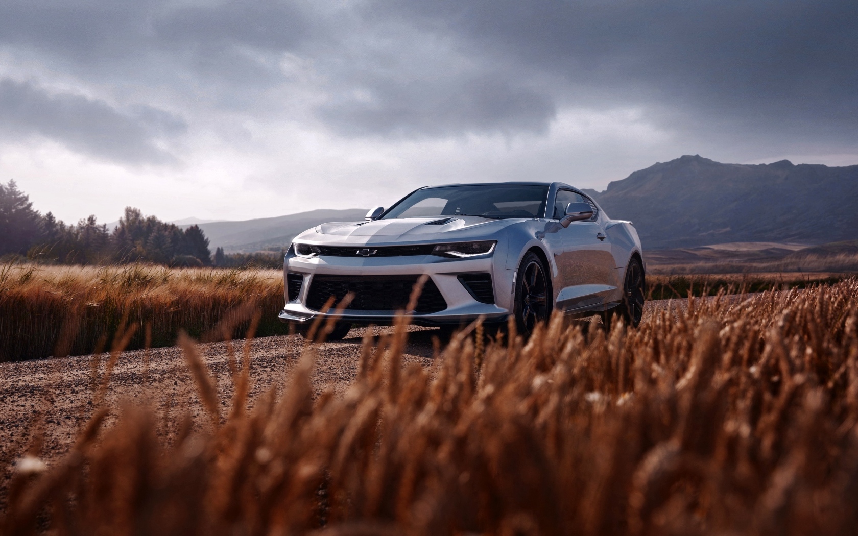 Автомобиль Chevrolet Camaro SS на дороге