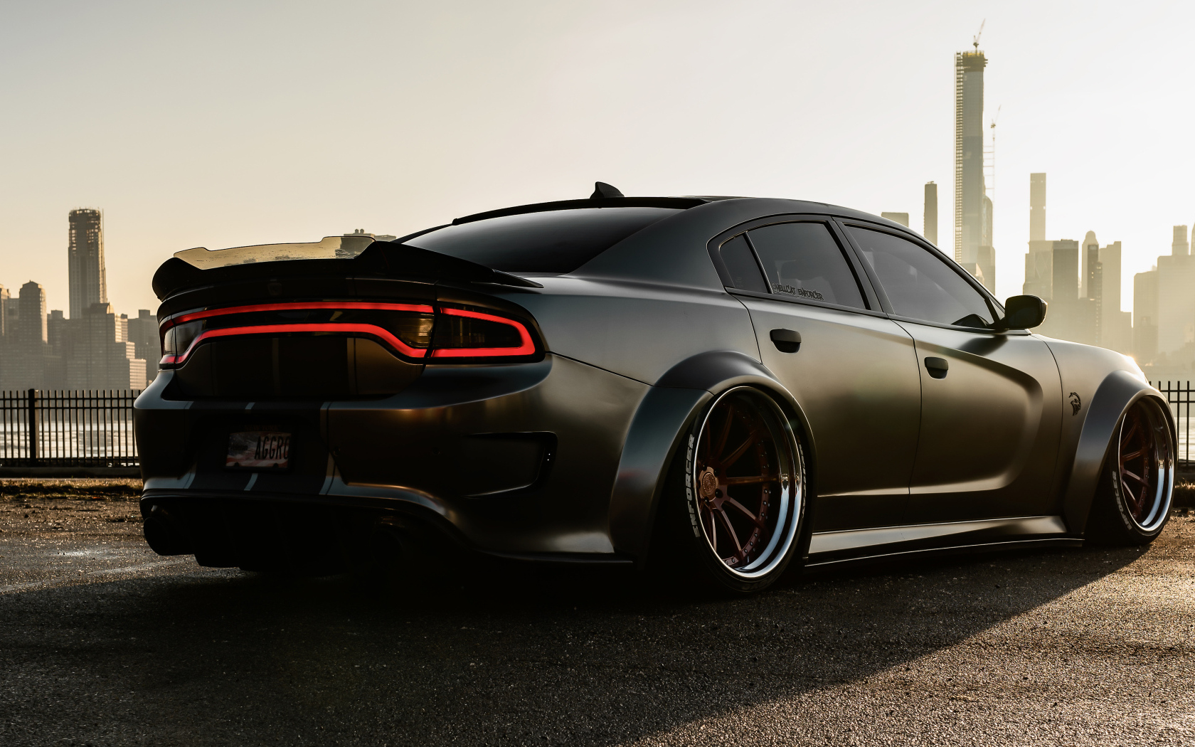 Черный автомобиль Dodge Charger Hellcat Enforcer  вид сзади