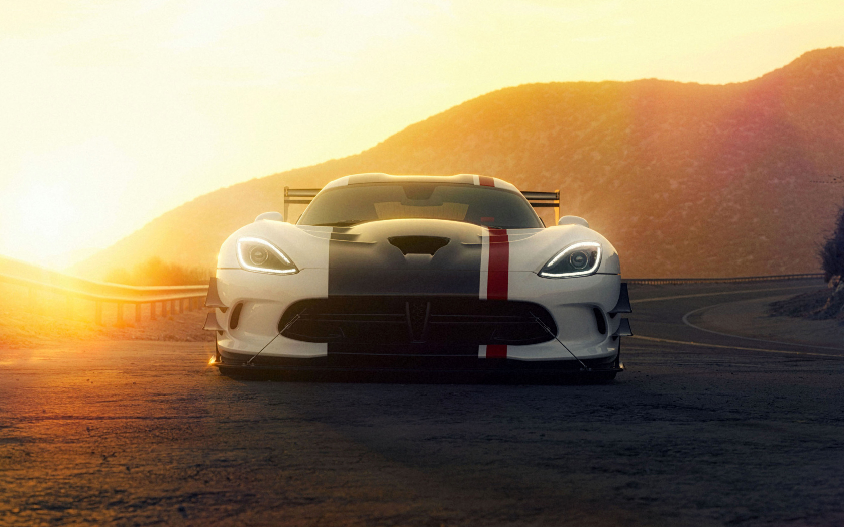 Автомобиль Dodge Viper ACR в лучах солнца