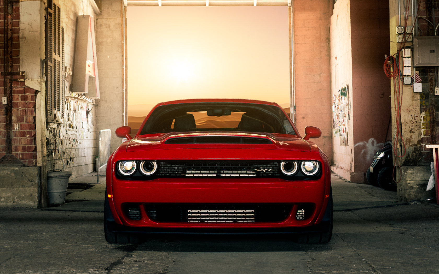 Красный автомобиль Dodge Challenger SRT Demon в гараже