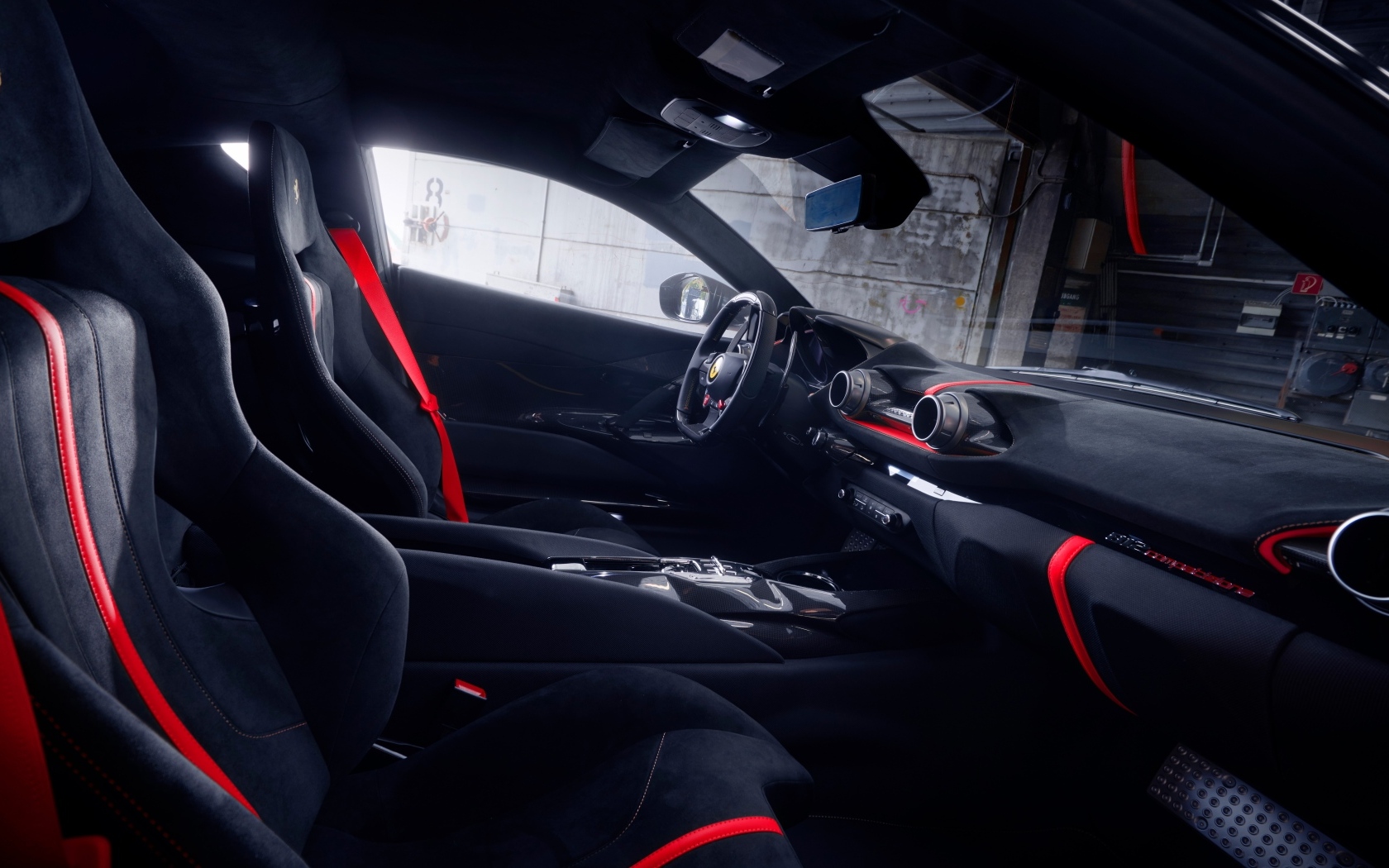 Черный кожаный салон автомобиля Ferrari 812