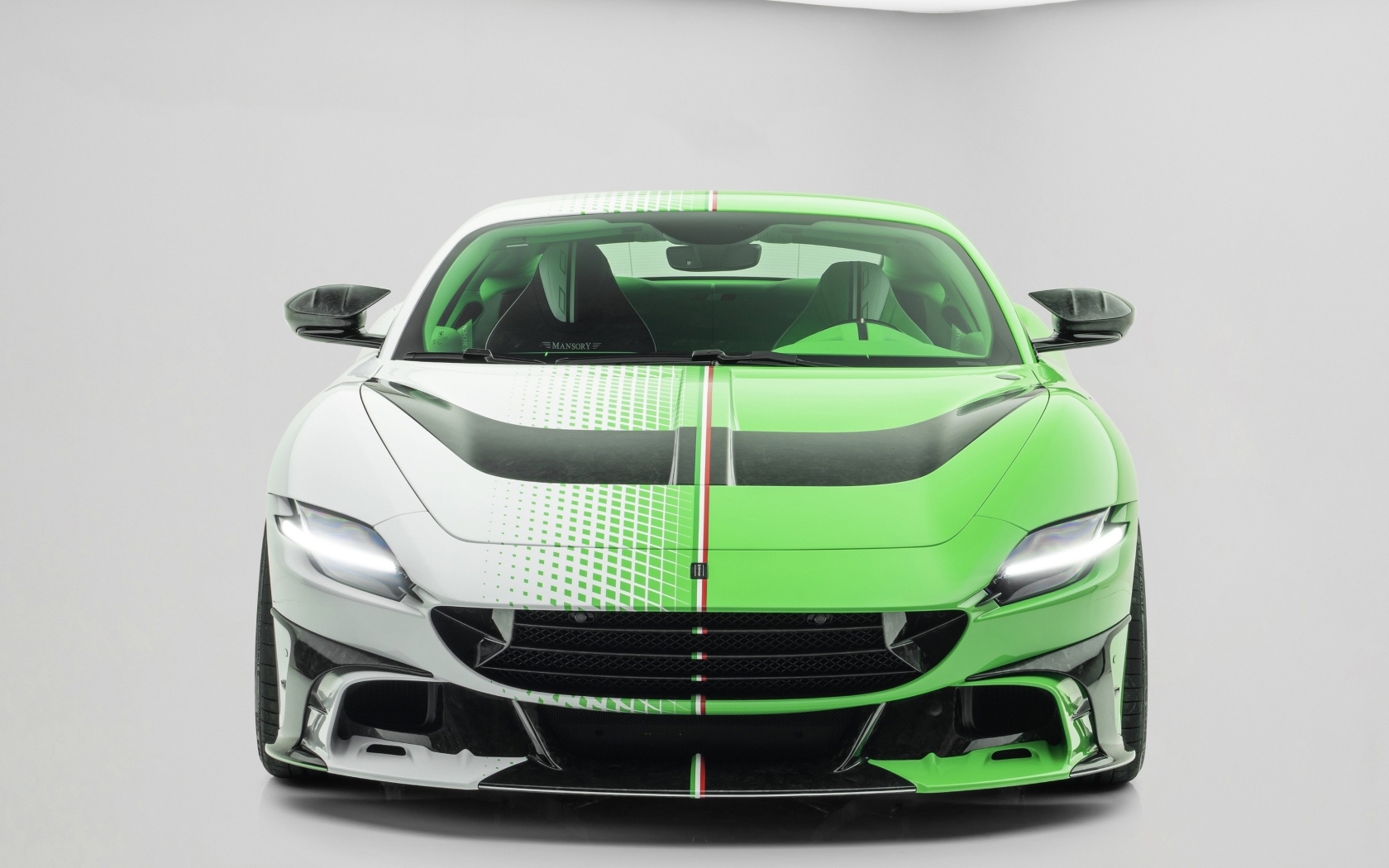 Автомобиль Mansory Tempesta Verde Ferrari Roma вид спереди