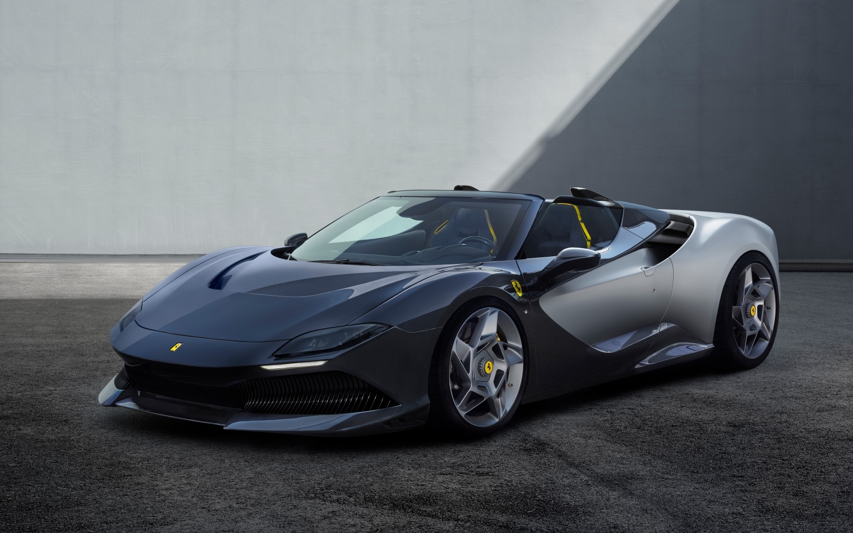 Быстрый автомобиль Ferrari SP-8