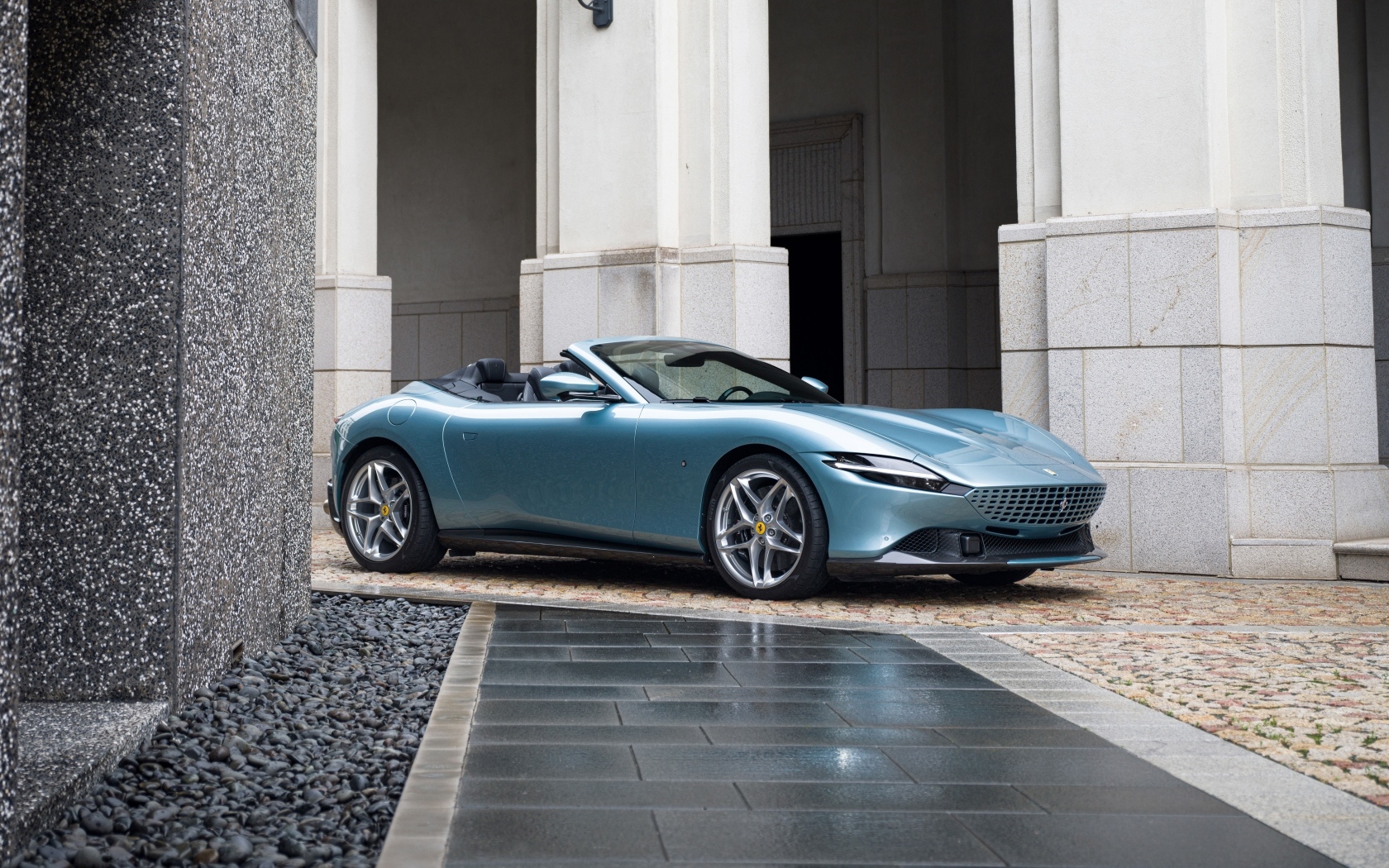 Автомобиль  Ferrari Roma Spider 2023  года у здания