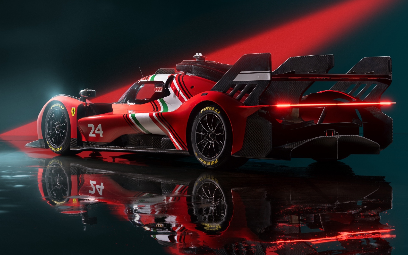 Вид сзади на спортивный автомобиль Ferrari 499P Modificata