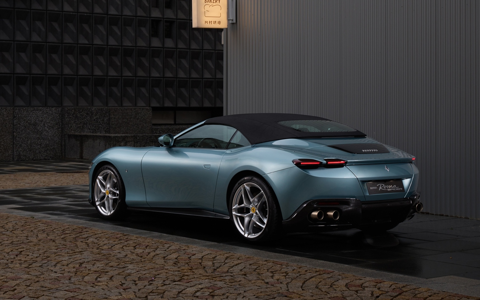 Вид сзади на автомобиль Ferrari Roma Spider 2023 года