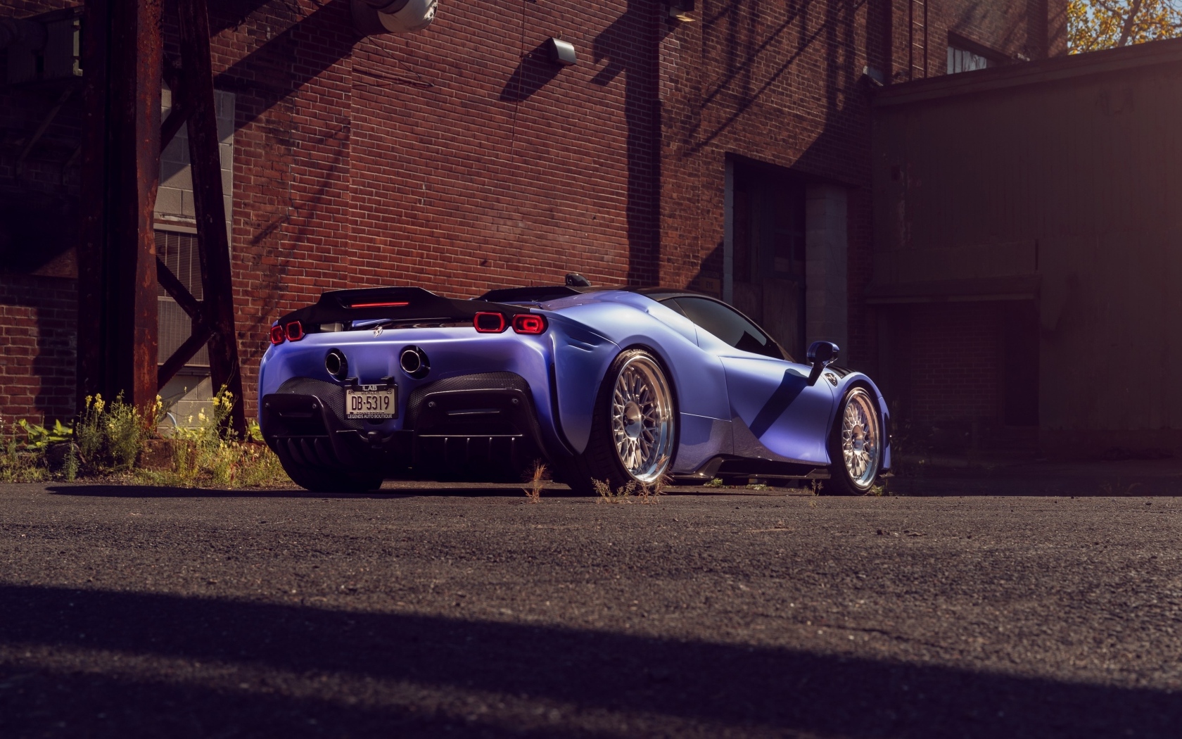 Вид сзади на автомобиль Ferrari SF90 Spider