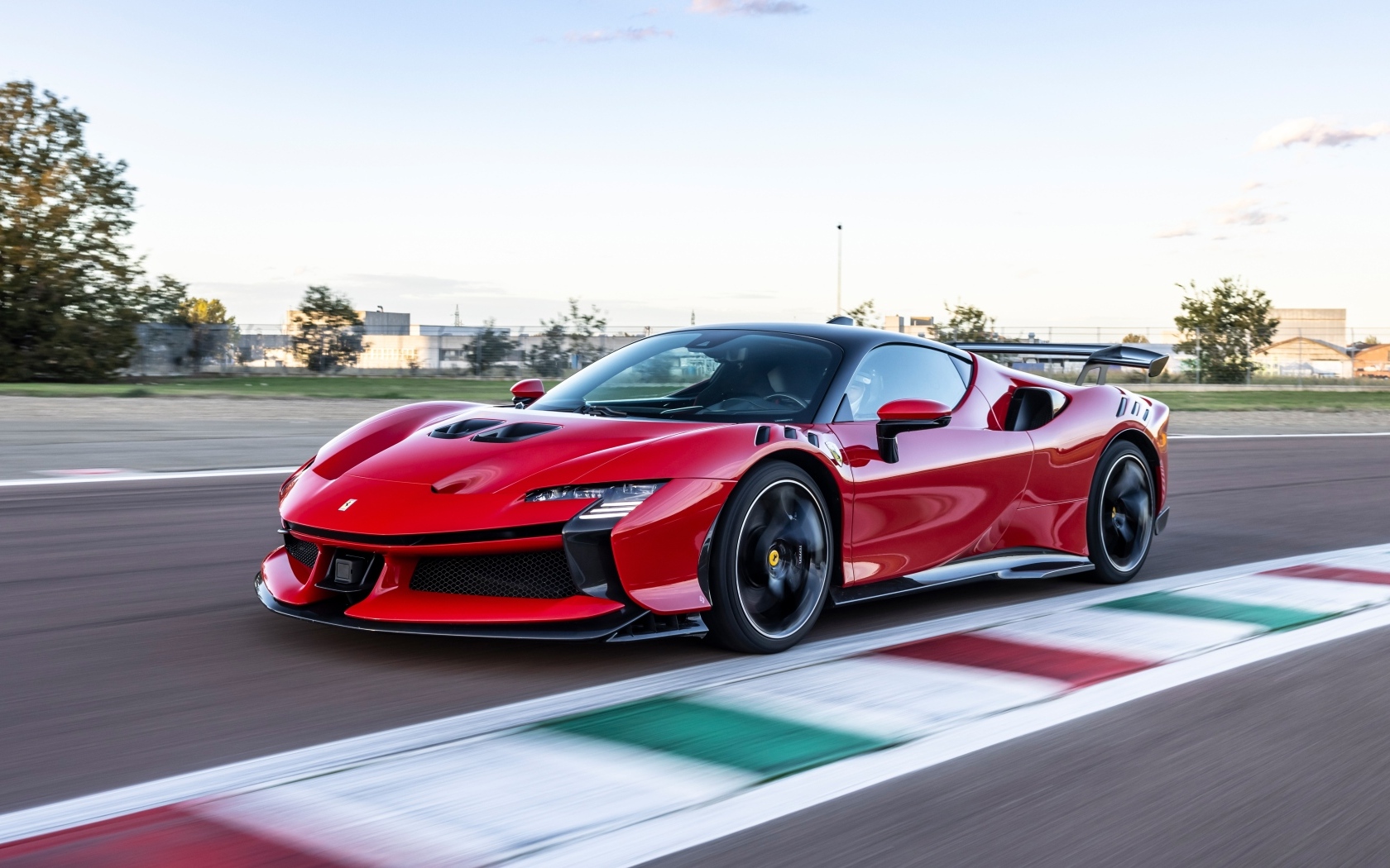 Красный автомобиль Ferrari SF90 XX Stradale на трассе