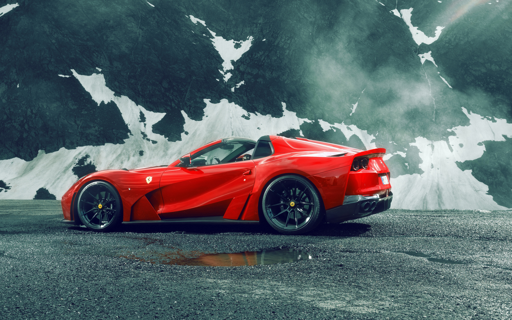 Красный Novitec Ferrari 812 GTS N-Largo на фоне гор 