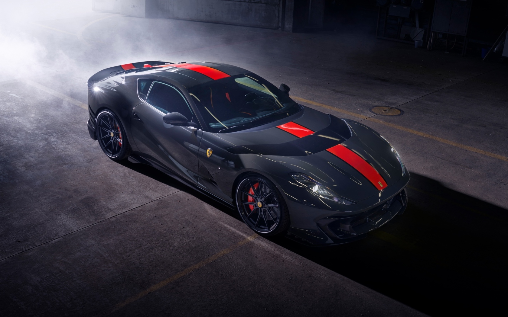 Вид сверху на автомобиль Ferrari 812 на стоянке