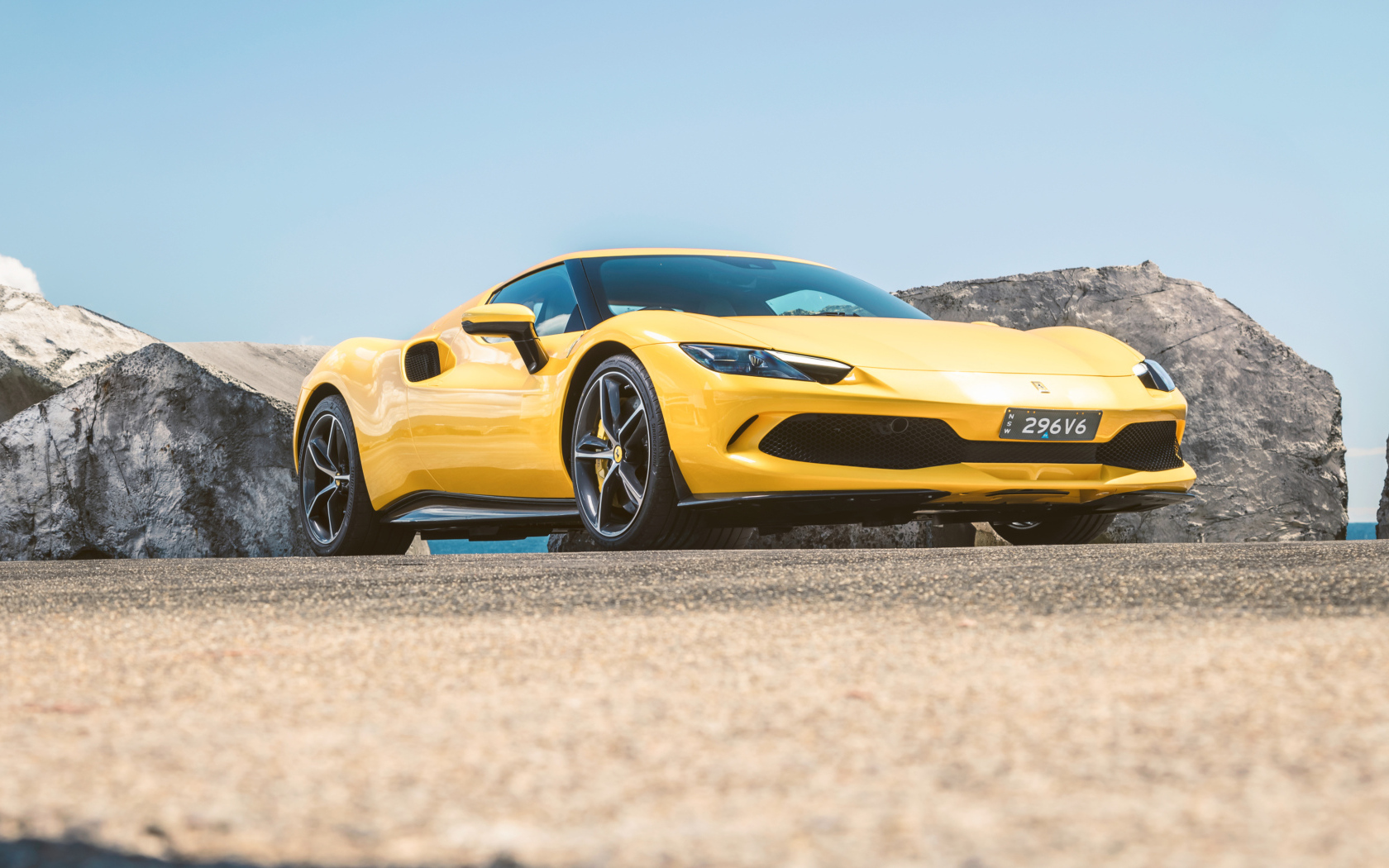 Желтый автомобиль Ferrari 296 GTB