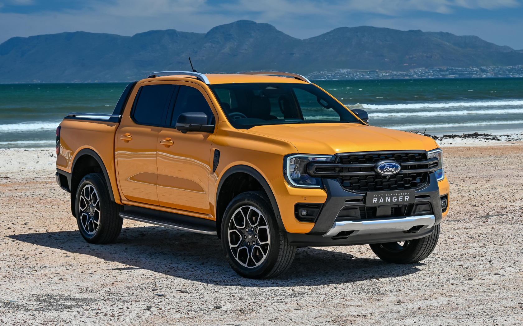 Большой пикап Ford Ranger Wildtrak 2022 года у моря