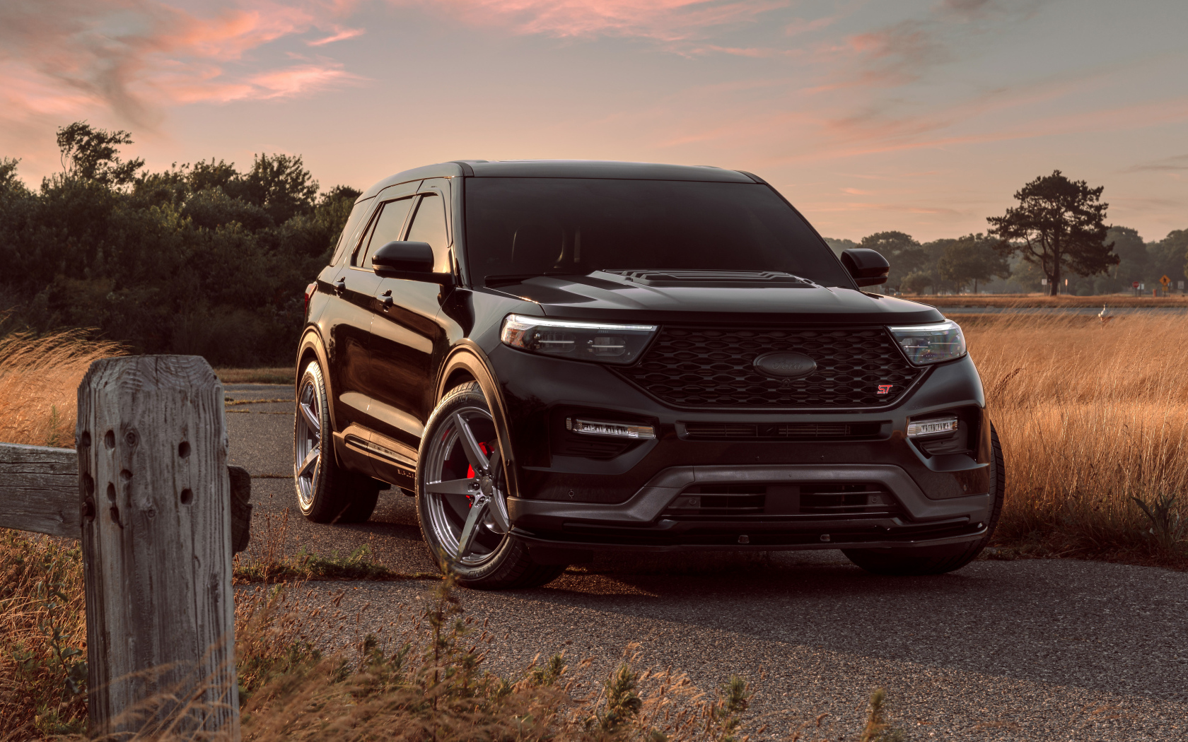 Черный внедорожник Ford Explorer ST