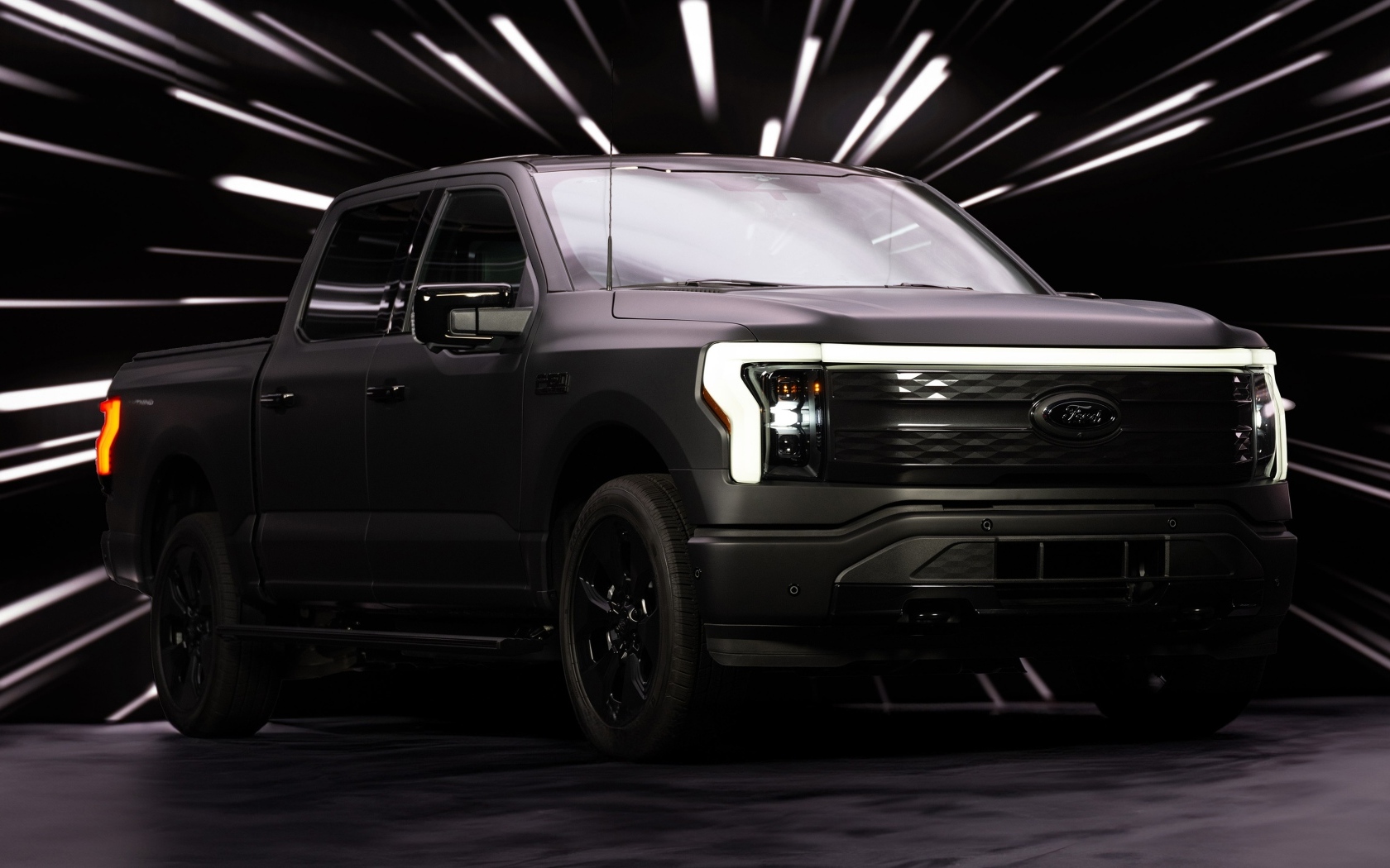 Автомобиль Ford F-150 в ярких лучах