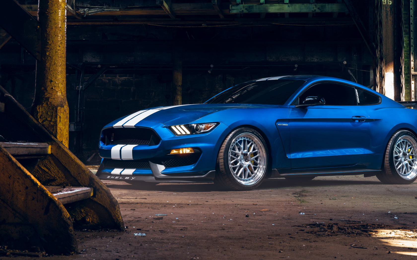 Автомобиль Ford Shelby GT350 в старом здании