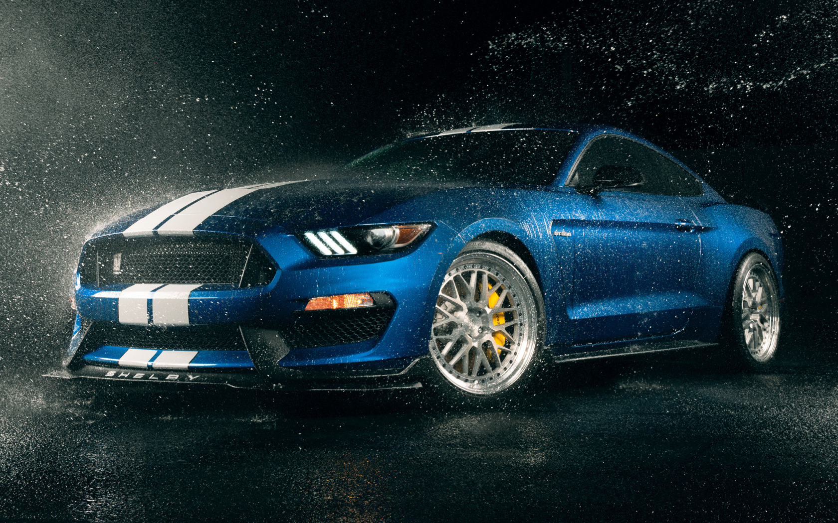 Форд Shelby GT350 под дождем