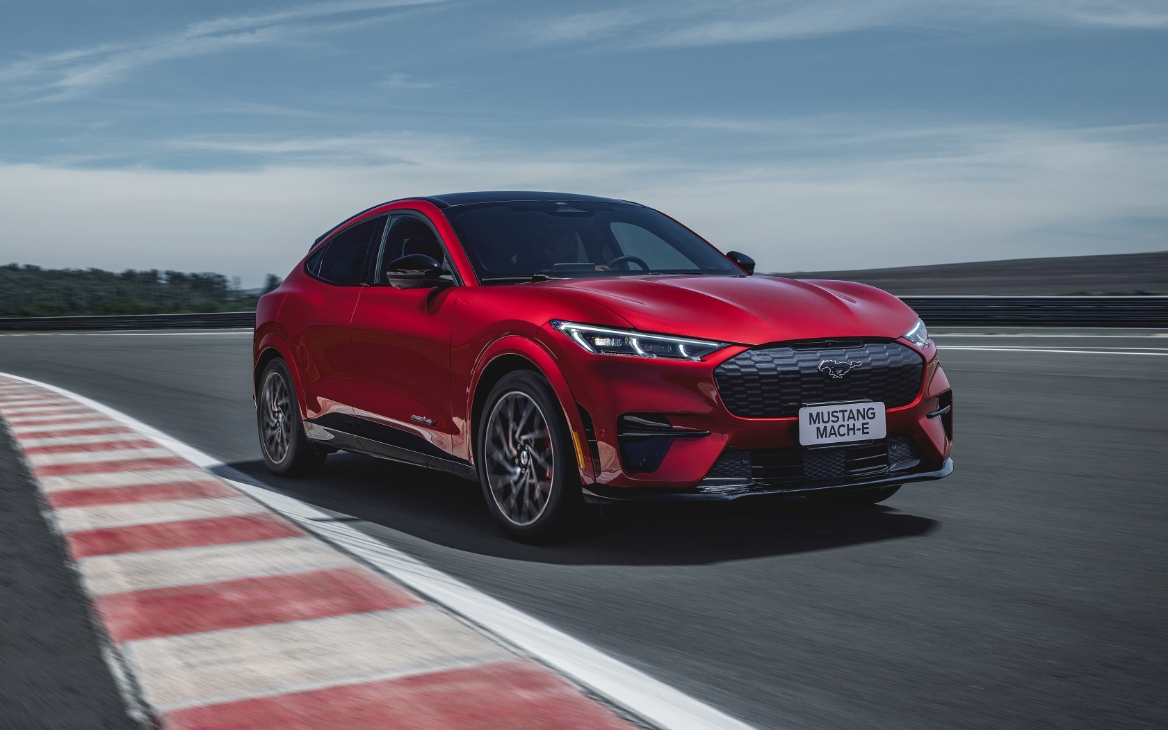 Красный автомобиль Ford Mustang Mach-E GT Performance 2023 года