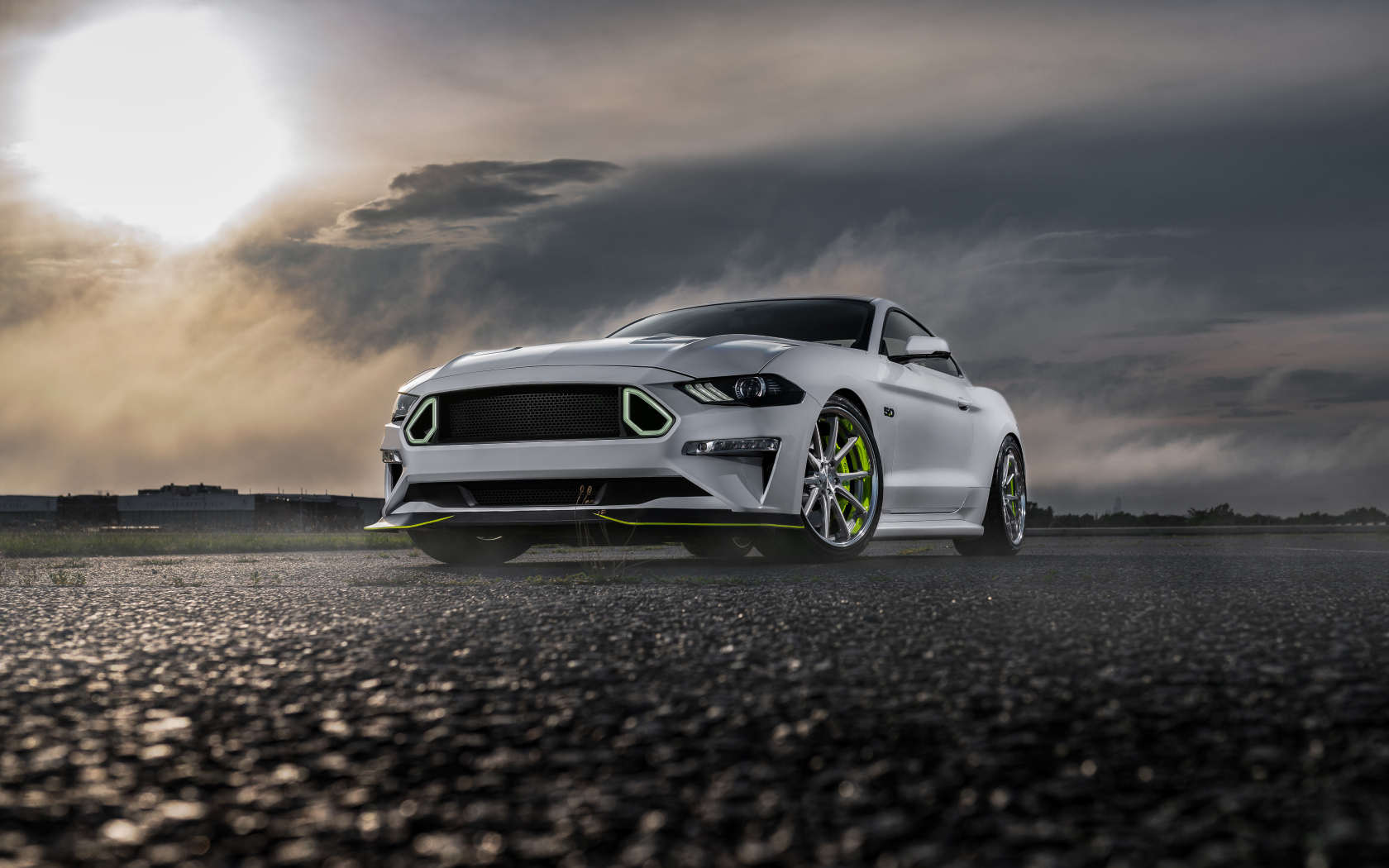 Серебристый Ford Mustang GT на фоне грозового неба