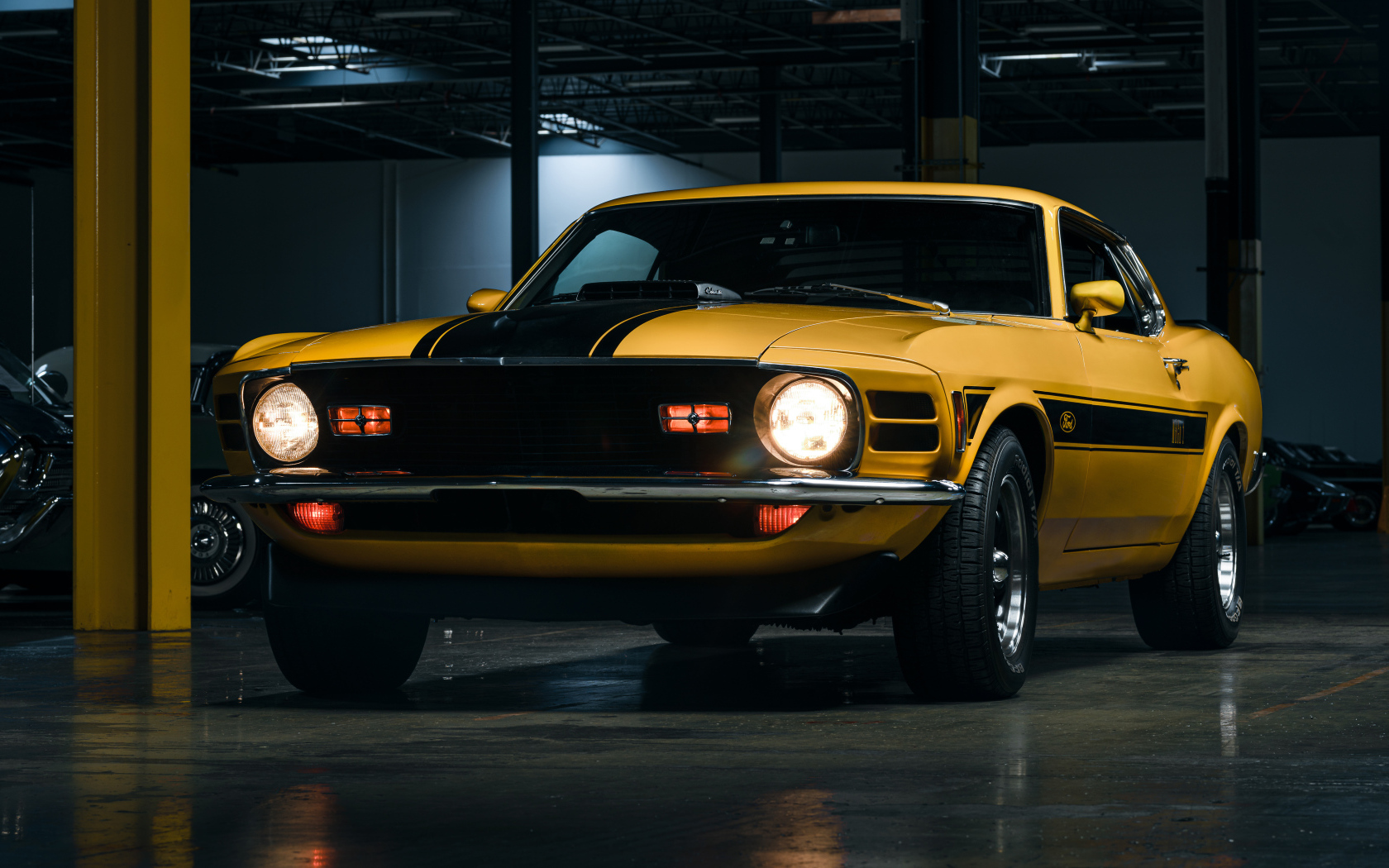 Желтый дорогой автомобиль Ford Mustang Mach 1 на парковке