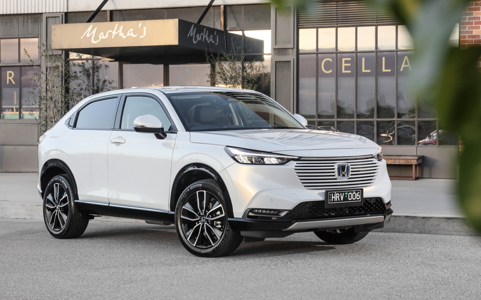 Белый автомобиль Honda HR-V EHEV L