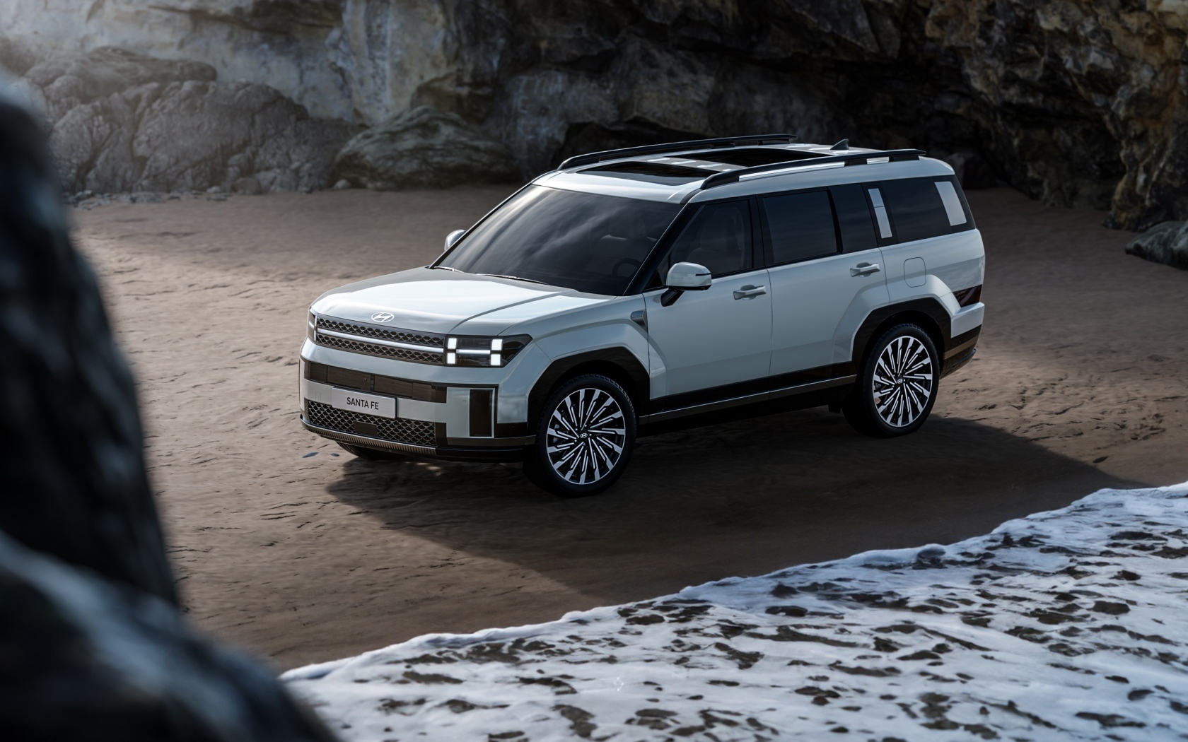 Внедорожник Hyundai Santa Fe 2024 года в горах